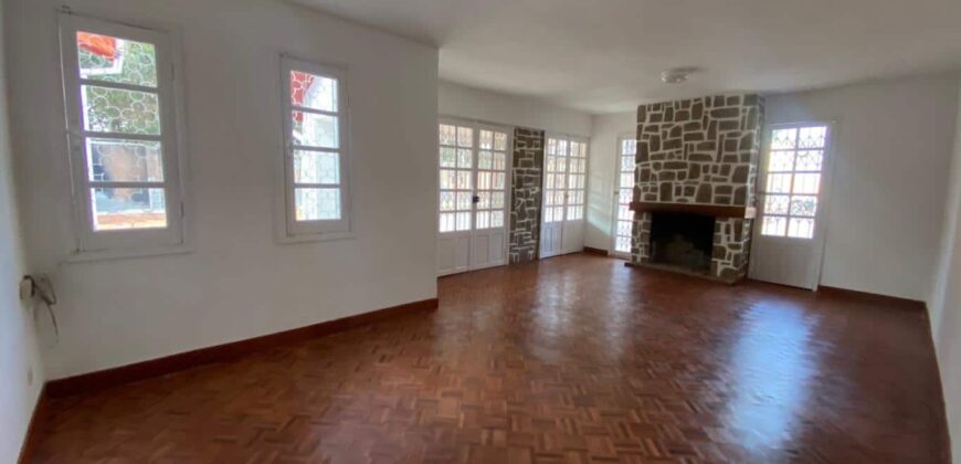 En location villa T4 avec grande cour située à Mandrosoa Ivato