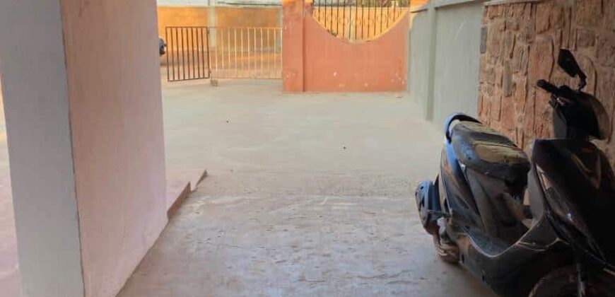En location villa T4 avec grande cour située à Mandrosoa Ivato