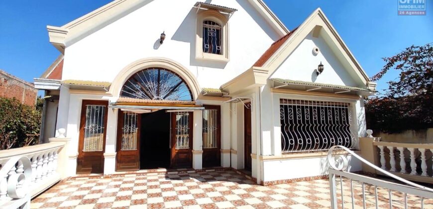 À vendre : villa à étage de 388 m² sur terrain de 1200 m² à Anosiala, proche de la RN4