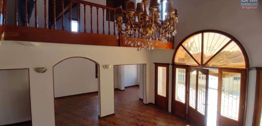 À vendre : villa à étage de 388 m² sur terrain de 1200 m² à Anosiala, proche de la RN4