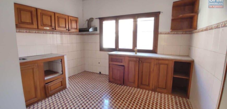 À vendre : villa à étage de 388 m² sur terrain de 1200 m² à Anosiala, proche de la RN4