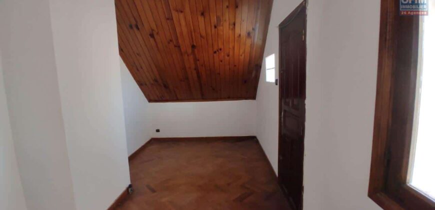À vendre : villa à étage de 388 m² sur terrain de 1200 m² à Anosiala, proche de la RN4