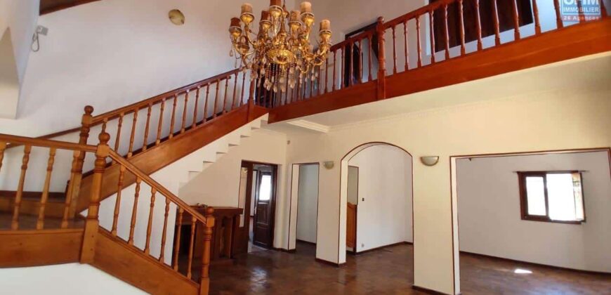 À vendre : villa à étage de 388 m² sur terrain de 1200 m² à Anosiala, proche de la RN4