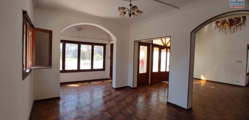 À vendre : villa à étage de 388 m² sur terrain de 1200 m² à Anosiala, proche de la RN4