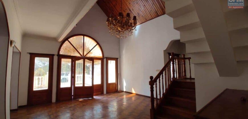 À vendre : villa à étage de 388 m² sur terrain de 1200 m² à Anosiala, proche de la RN4