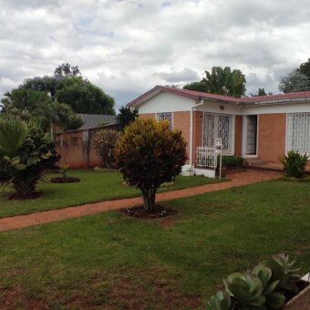 A louer une charmante villa petite villa T3 située dans un quartier paisible de Mahatony