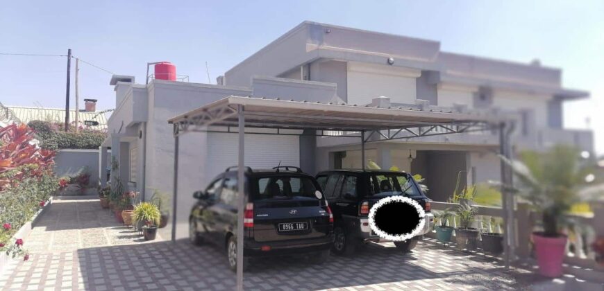 A louer une villa F5 meublée avec piscine située dans une résidence sécurisée à Ivato