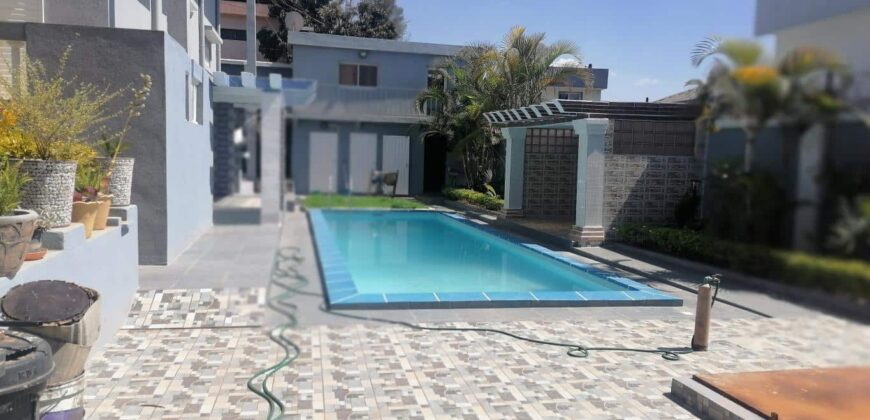 A louer une villa F5 meublée avec piscine située dans une résidence sécurisée à Ivato