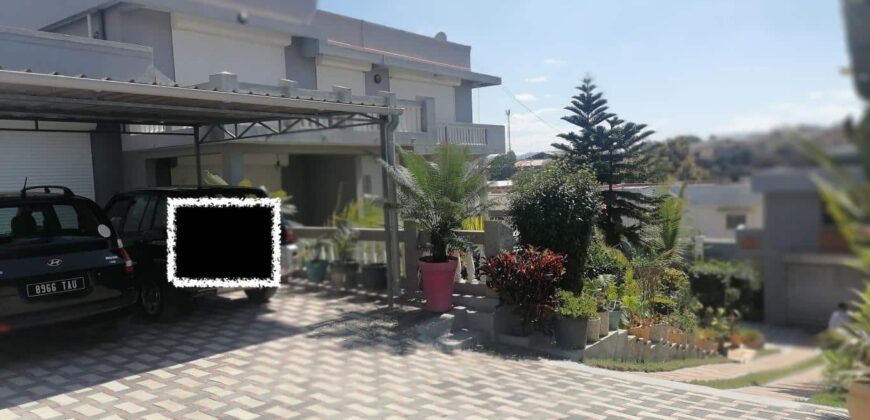 A louer une villa F5 meublée avec piscine située dans une résidence sécurisée à Ivato