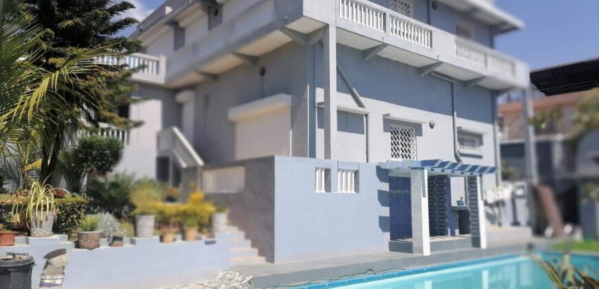 A louer une villa F5 meublée avec piscine située dans une résidence sécurisée à Ivato