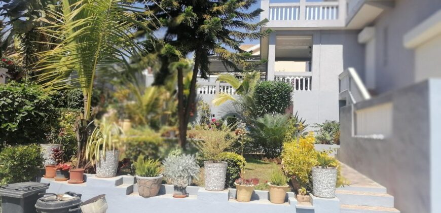 A louer une villa F5 meublée avec piscine située dans une résidence sécurisée à Ivato