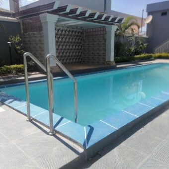 A louer une villa F5 meublée avec piscine située dans une résidence sécurisée à Ivato