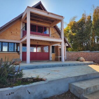A louer une maison écologique F2, au bord du lac, Ambatolampy Tsimahafotsy