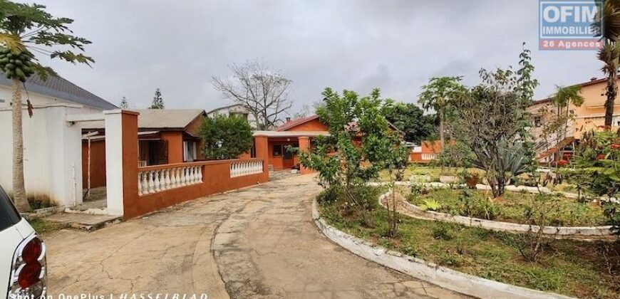 A vendre propriété polyvalente de 1 302 m² située à Talatamaty
