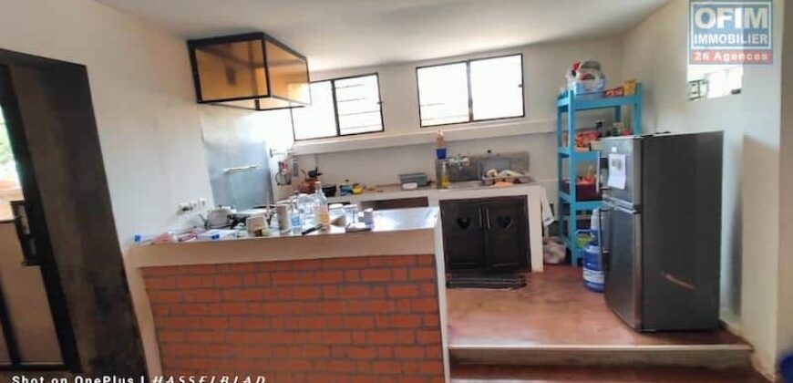 A vendre propriété polyvalente de 1 302 m² située à Talatamaty