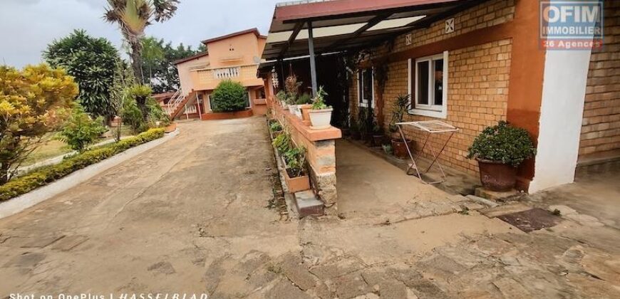 A vendre propriété polyvalente de 1 302 m² située à Talatamaty