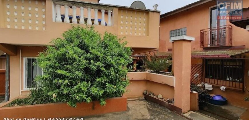 A vendre propriété polyvalente de 1 302 m² située à Talatamaty