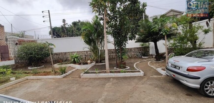 A vendre propriété polyvalente de 1 302 m² située à Talatamaty