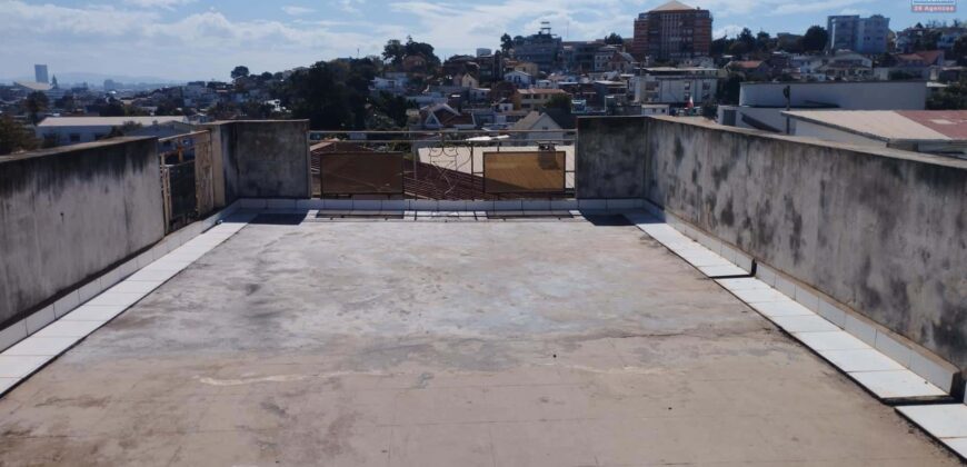 Villa R+3 avec appartements indépendants à vendre à Ambaranjana