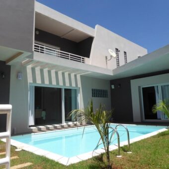 Superbe villa F8 avec piscine chauffée et studio indépendant à Louer nichée à Betongolo