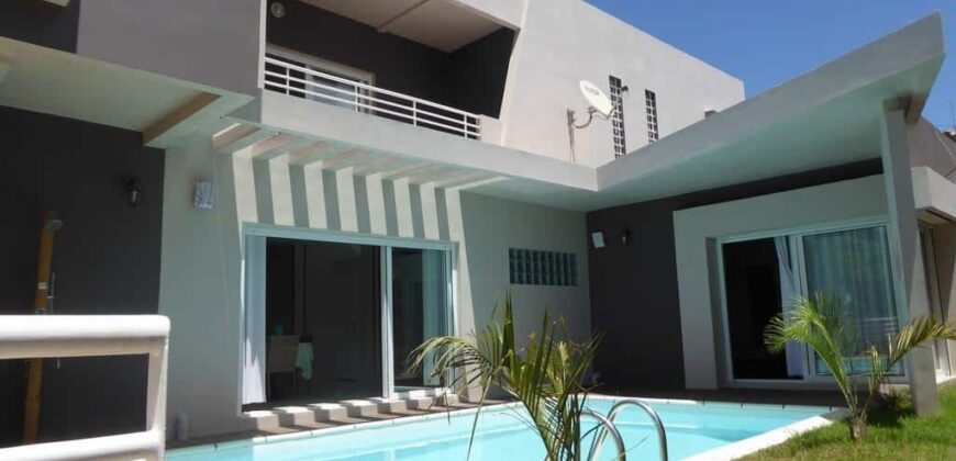 Superbe villa F8 avec piscine chauffée et studio indépendant à Louer nichée à Betongolo