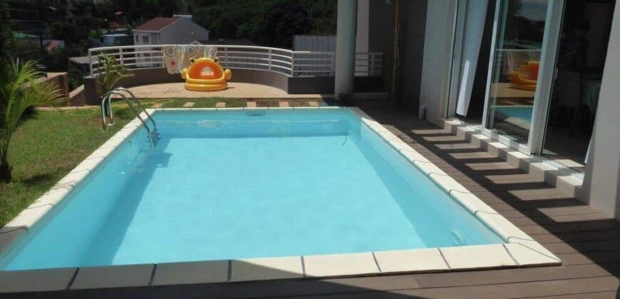 Superbe villa F8 avec piscine chauffée et studio indépendant à Louer nichée à Betongolo