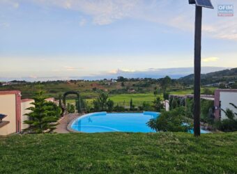 À louer petite villa meublée T3 de 55 m² sur un terrain de 1400 m² avec piscine à Betsizaraina