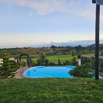 À louer petite villa meublée T3 de 55 m² sur un terrain de 1400 m² avec piscine à Betsizaraina