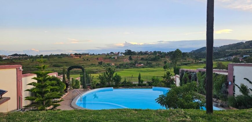 À louer petite villa meublée T3 de 55 m² sur un terrain de 1400 m² avec piscine à Betsizaraina