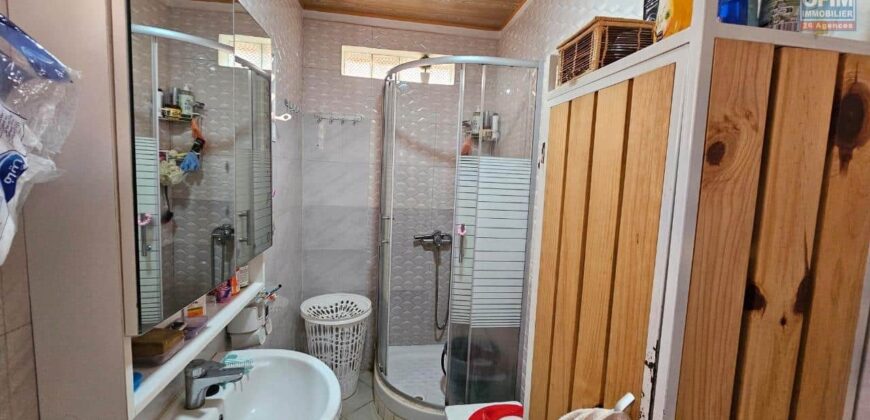 À louer petite villa meublée T3 de 55 m² sur un terrain de 1400 m² avec piscine à Betsizaraina