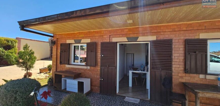 À louer petite villa meublée T3 de 55 m² sur un terrain de 1400 m² avec piscine à Betsizaraina
