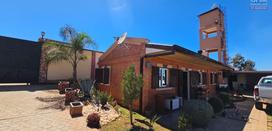 À louer petite villa meublée T3 de 55 m² sur un terrain de 1400 m² avec piscine à Betsizaraina