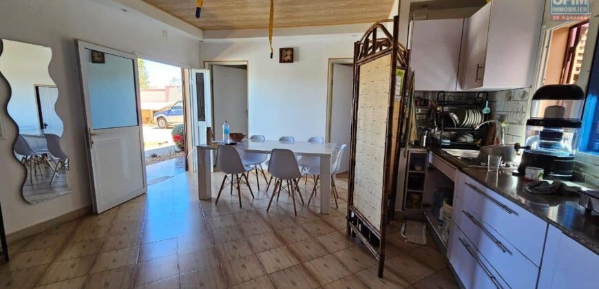À louer petite villa meublée T3 de 55 m² sur un terrain de 1400 m² avec piscine à Betsizaraina