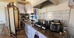 À louer petite villa meublée T3 de 55 m² sur un terrain de 1400 m² avec piscine à Betsizaraina