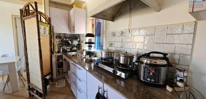 À louer petite villa meublée T3 de 55 m² sur un terrain de 1400 m² avec piscine à Betsizaraina