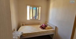 À louer petite villa meublée T3 de 55 m² sur un terrain de 1400 m² avec piscine à Betsizaraina