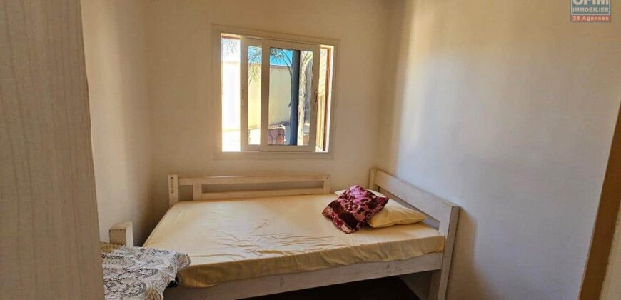 À louer petite villa meublée T3 de 55 m² sur un terrain de 1400 m² avec piscine à Betsizaraina
