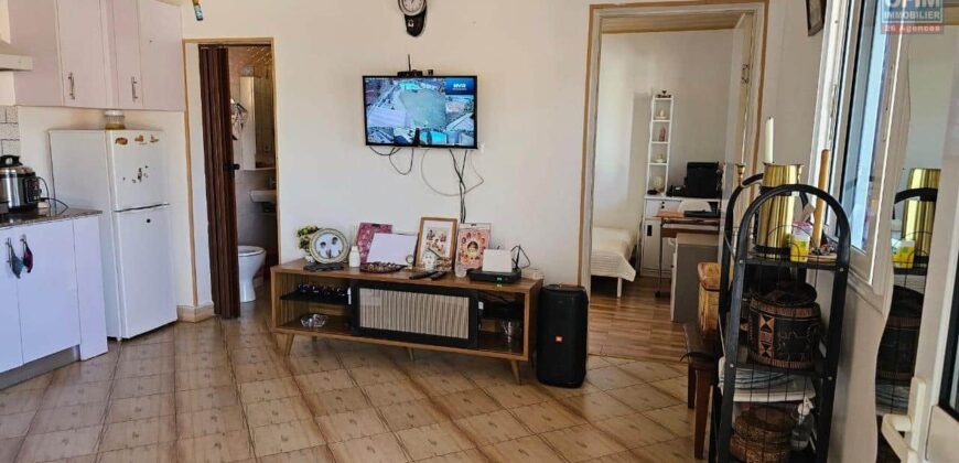 À louer petite villa meublée T3 de 55 m² sur un terrain de 1400 m² avec piscine à Betsizaraina