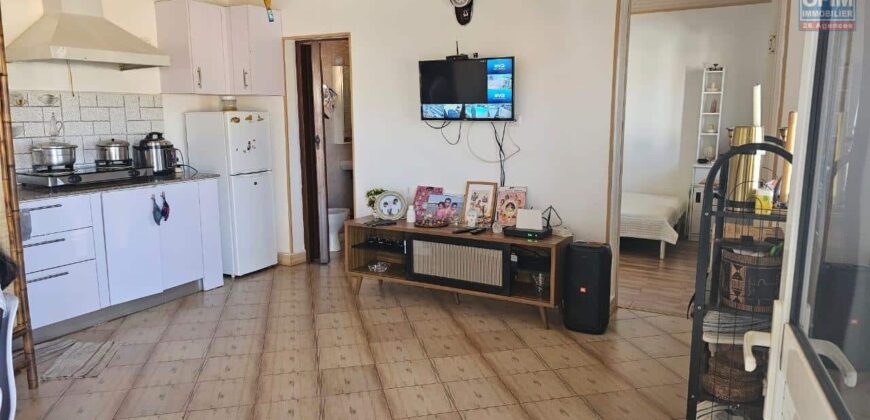 À louer petite villa meublée T3 de 55 m² sur un terrain de 1400 m² avec piscine à Betsizaraina