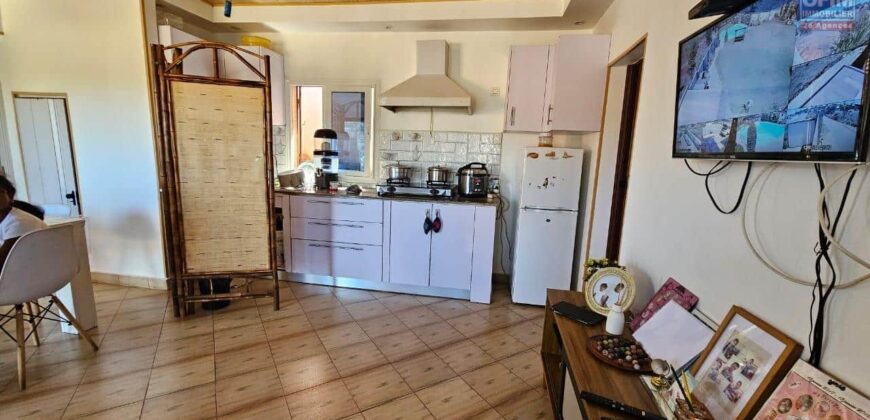 À louer petite villa meublée T3 de 55 m² sur un terrain de 1400 m² avec piscine à Betsizaraina