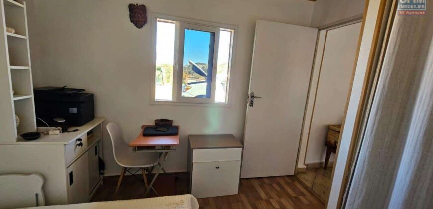 À louer petite villa meublée T3 de 55 m² sur un terrain de 1400 m² avec piscine à Betsizaraina