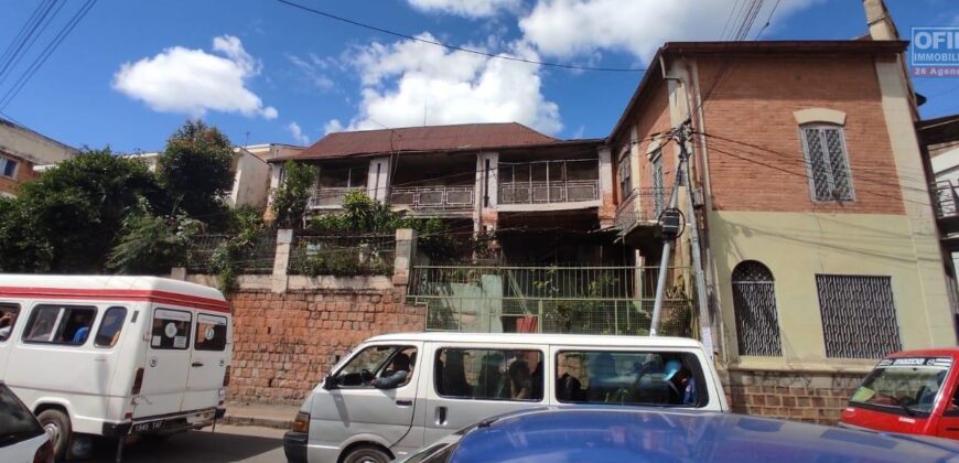 A vendre deux villas traditionnelles à rénover situées en bord de la route principale à Amparibe