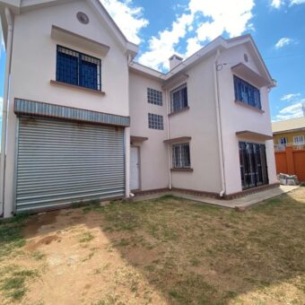 A vendre une grande villa T5 à étage sur un terrain de 367 m2 située à Ankadikely Ilafy-Tananarive