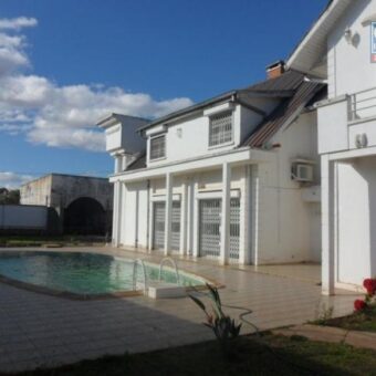 Grande villa F6 avec piscine et jardin à louer à Ambohinambo Talatamaty