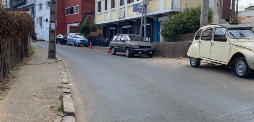 A vendre villa sur trois niveaux située en bord de route à Isoraka