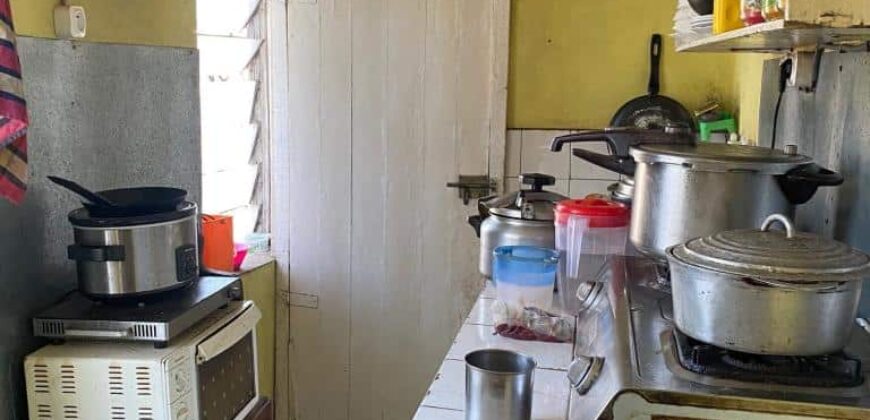 A vendre villa sur trois niveaux située en bord de route à Isoraka
