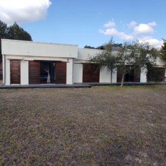 À Vendre : Villa spacieuse avec studio, idéalement située à Ambohibe Ilafy