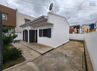 Villa F3 à louer dans une résidence sécurisée à Mandrimena, accès facile et commodités à proximité.