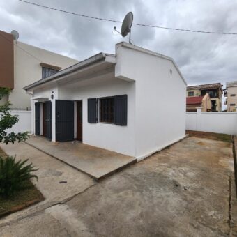 Villa F3 à louer dans une résidence sécurisée à Mandrimena, accès facile et commodités à proximité.