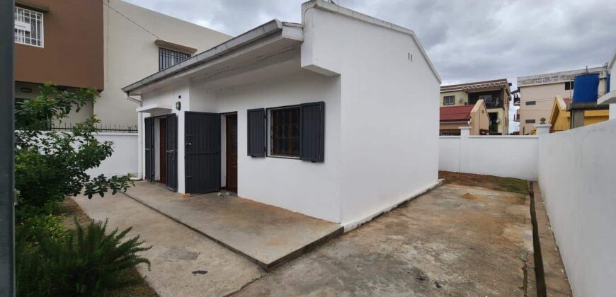 Villa F3 à louer dans une résidence sécurisée à Mandrimena, accès facile et commodités à proximité.